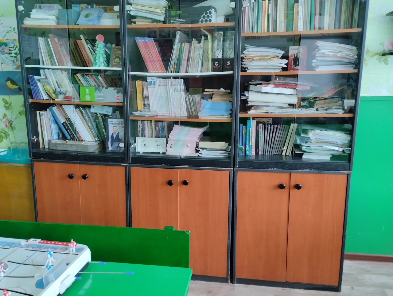 Помещение библиотеки в школе отсутствует. Есть шкаф для хранения учебников.