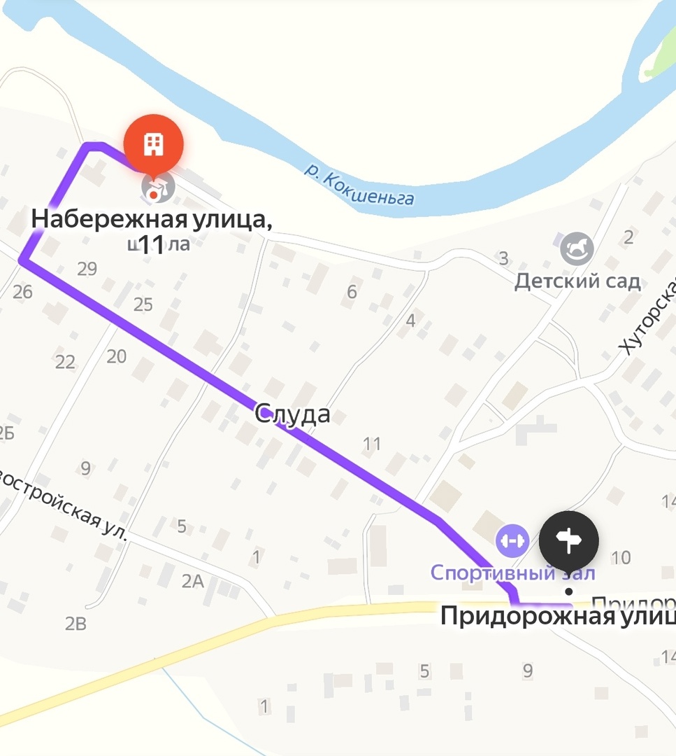 В школу можно проехать на машине по проселочной дороге в д.Слуда по ул Центральная, Набережная